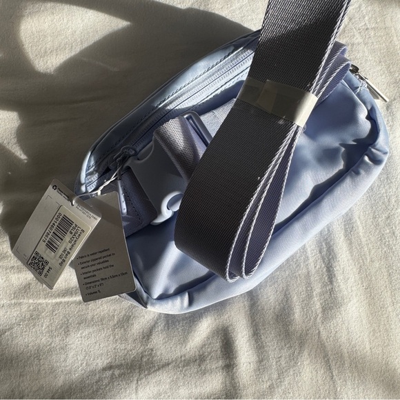 🆕 LAST ONE Lululemon Everywhere Belt Bag 1L - Pastel Blue - Picture 5 of 7